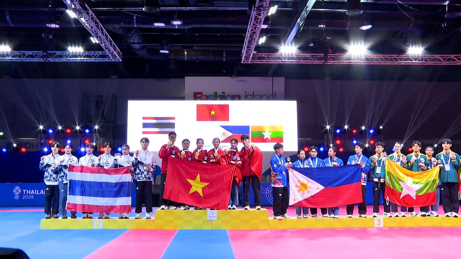 Taekwondo SEA Games 33: Đội Việt Nam tỏa sáng với HCV đồng đội sáng tạo